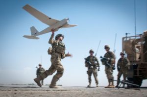 Un soldado ayuda en el lanzamiento de un drone en Afganistán. / SGT. MICHAEL J. MACLEOD (US ARMY)