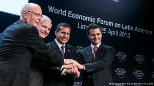 Da esq. para dir.: Klaus Schwab, fundador do FEM, e presidentes do Panamá, Peru e México
