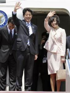 MEJORA DE RELACIONES. El primer ministro japonés inició hoy una gira por Rusia y Medio Oriente. En la foto el primer ministro aparece con su esposa Akie. (Foto: AP )