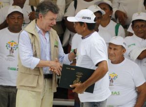 Juan Manuel Santos, en un acto de restitución de tierras el pasado abril. / JOHN VIZCAINO (REUTERS)