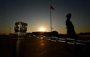 Un militar monta guardia a pocos metros de donde se ha celebrado el Tercer Pleno, en Pekín. Afp