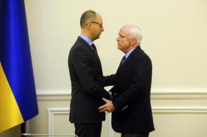 El primer ministro Arseni Yatseniuk saluda al senador John McCain, el pasado 15 de marzo. ANDREW KRAVCHENKO AFP