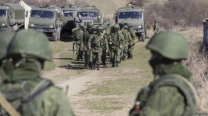 Soldados, que seriam russos, do lado de fora do território de uma unidade militar ucraniana no vilarejo de Perevalnoy, na Crimeia