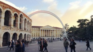 Medida polêmica pretende preservar espaços turísticos, como a Arena de Verona