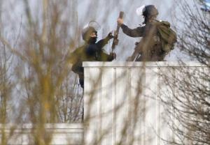 Miembros de las fuerzas especiales francesas sostienen armas en el techo de la imprenta de Dammartin-en-Goele. AFP