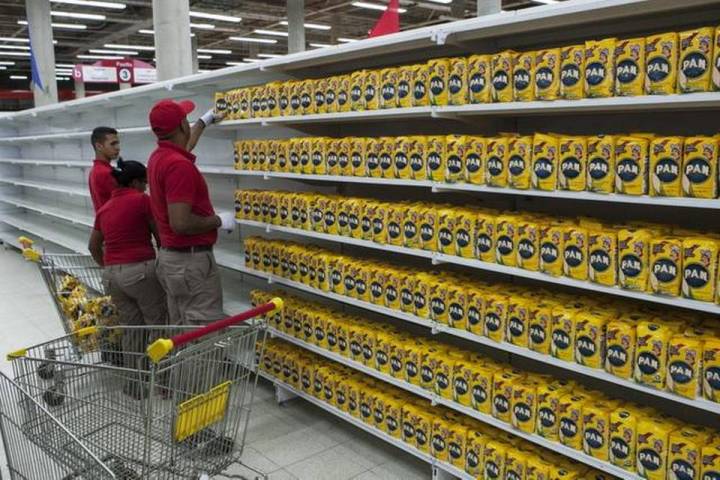 Trabajadores de un supermercado perteneciente a la red pública de alimentación del gobierno reponen los productos en una estantería, este lunes en Caracas. FOTOS: SANTI DONAIRE EFE Read more here: http://www.elnuevoherald.com/noticias/mundo/america-latina/venezuela-es/article6141300.html#storylink=cpy