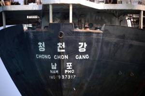 El buque norcoreano Chong Chon Gang fue interceptado en Panamá en febrero de 2014, con un cargamento de armas enviado de Cuba a la nación asiática. Posteriormente la ONU determinó que el envío había violado el embargo de armas contra Corea del Norte. RODRIGO ARANGUA AFP/GETTY IMAGES 
