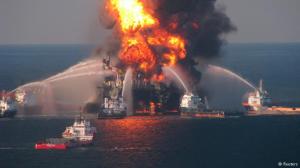 Navios tentam apagar as chamas na plataforma Deepwater Horizon, em 21 de abril de 2010