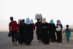 Un grupo de hombres y mujeres refugiados huye de Irak. DAN KITWOOD